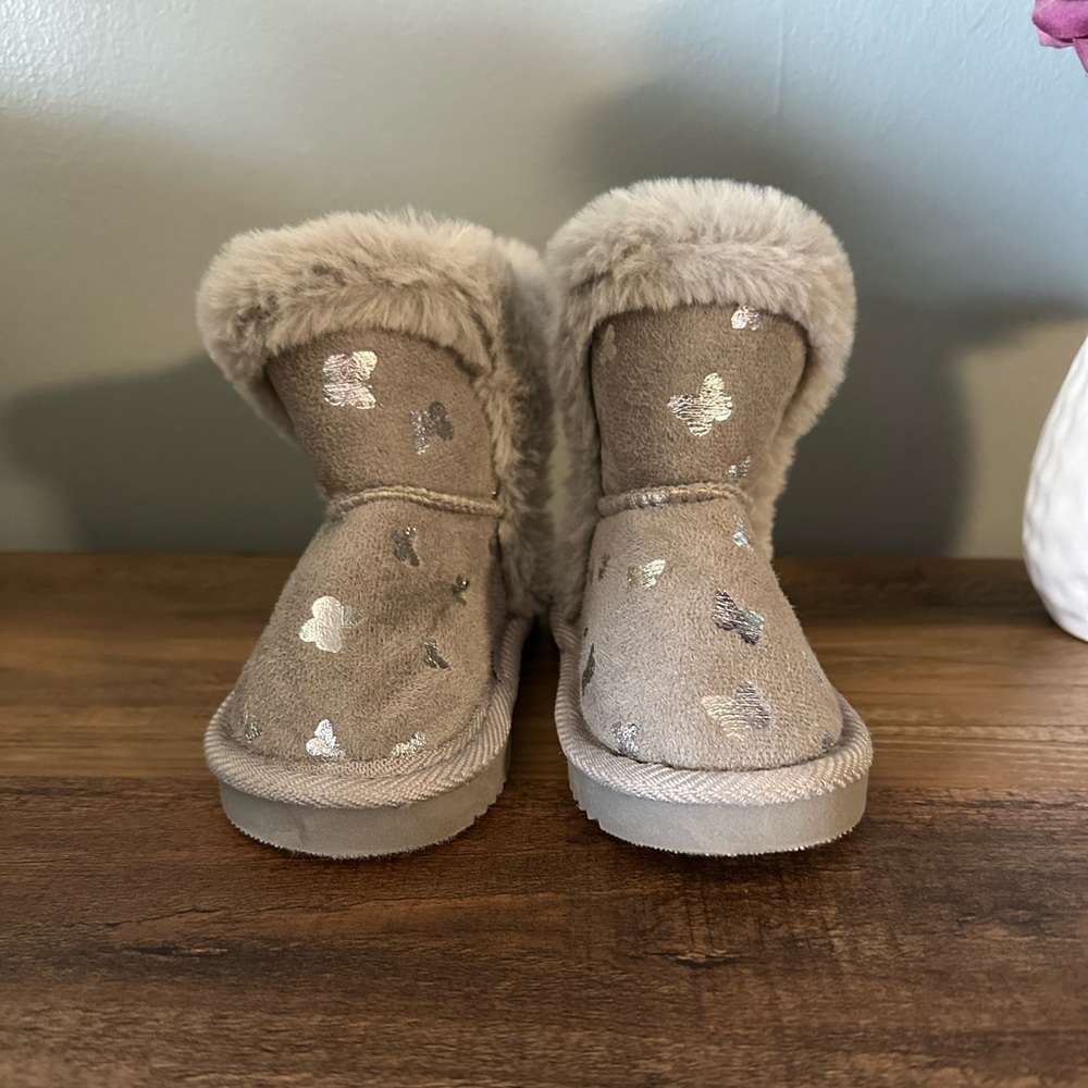 Olivia Miller Girl Gray Fur Lined Toddler Boots with Silver Butterflies. Size 5.